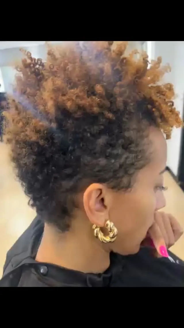 Cliente com novo visual no salão Pêpa Martins